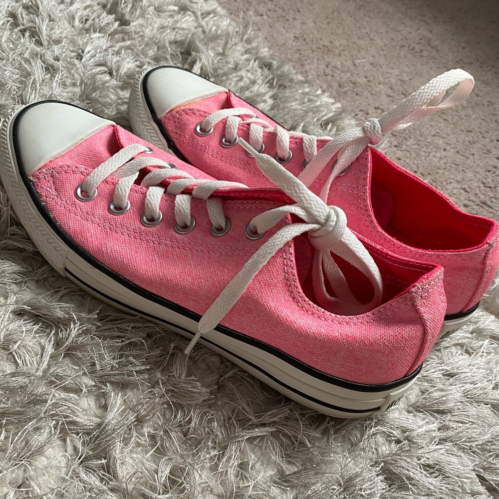 Bright pink low top converse